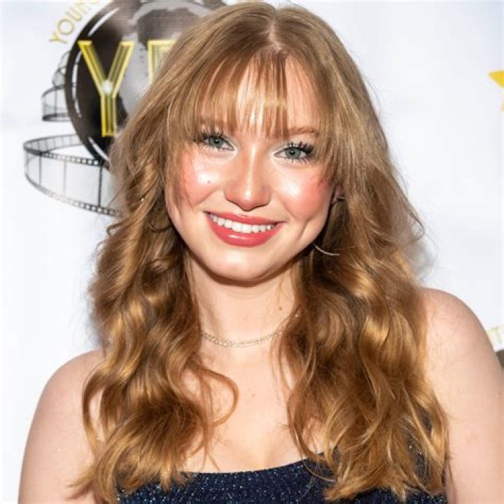 Abigail Zoe Lewis - Net Worth, Age, Height, Birthday, Bio, Wiki!
