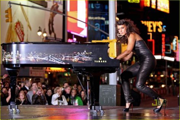 Alicia Keys Performs “Empire State of Mind” in Times Square