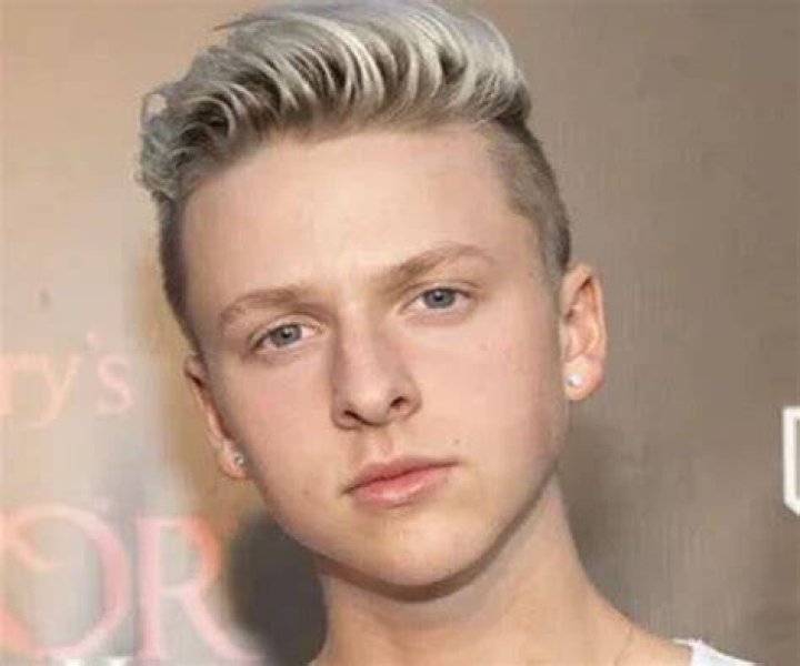 Andrew Gregory wiki, bio, age, height, dating, girlfriend, Andrew Gregory Kristen Hancher, instagram, nationaklity, ethnicity, net worth