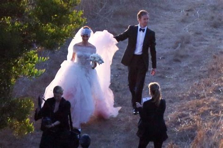 Anne Hathaway and Adam Shulman Tie the Knot with Private Wedding Ceremony (Photos)