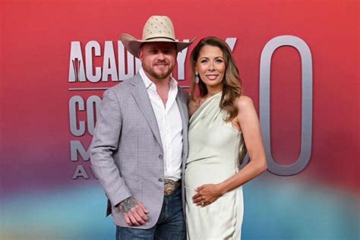 Are Cody Johnson and Jamey Johnson related?