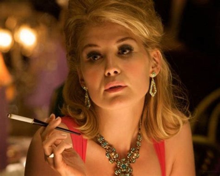 Carrie Fisher: Single, net worth, tattoos, smoking & body measurements