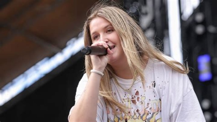 Chelsea Cutler Bio, Age, Tour, Merch, Boston, Songs, Concert, Chicago