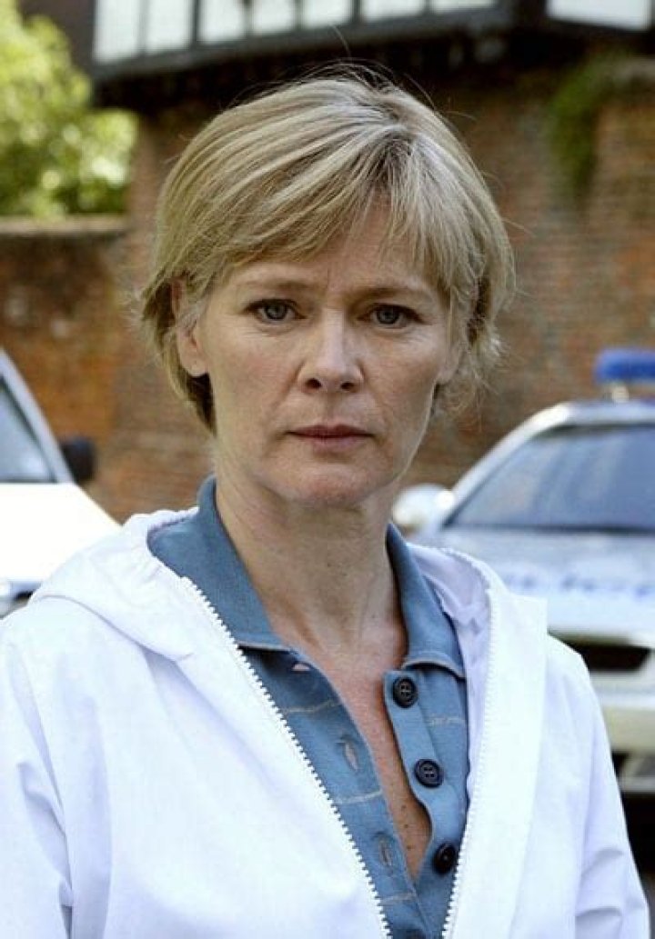 Clare Holman Bio, Wiki, Age, Height, Husband, Kids, Movies, Tv Shows, The Crown, and Net Worth