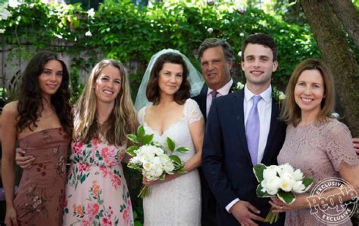 Daphne Zuniga’s Boyfriend: Who is Daphne Zuniga Dating?