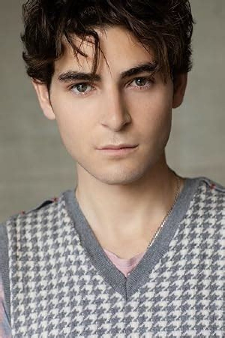 David Mazouz Biography, Age, Education, Height, Net Worth, Girlfriend, Batman, Movies and TV Shows