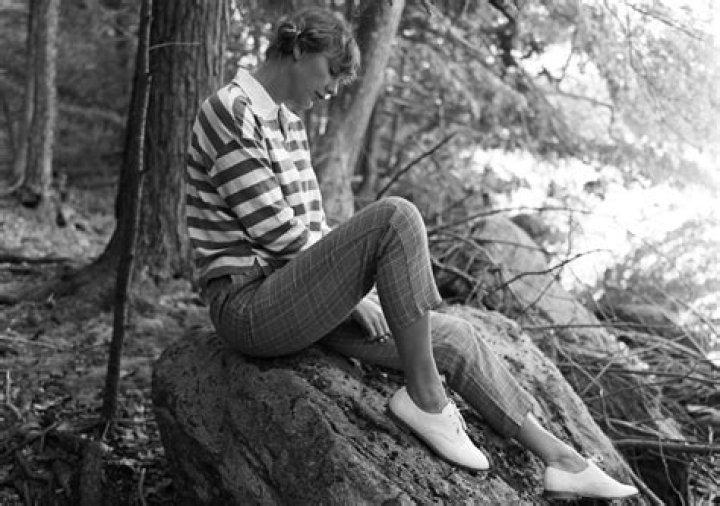 Folklore by Taylor Swift Spends Sixth Consecutive Week at #1