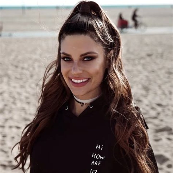 Hannah Stocking Biography: Height, Net Worth, Boyfriend, Parents, Age, Nationality, Instagram, Relationship