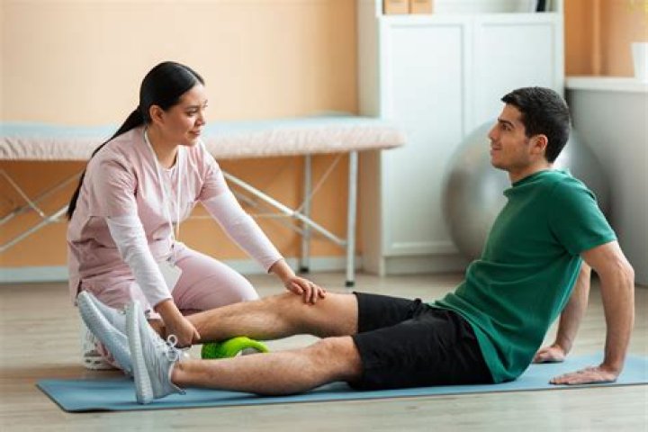 How much does a sports physical therapist make