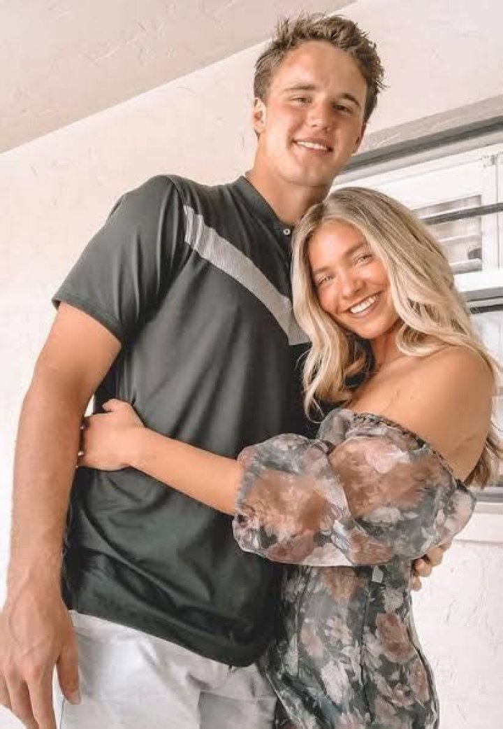 Jake Oettinger Girlfriend, Parents, Family, Salary & Facts