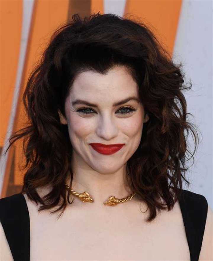 Jessica De Gouw Net Worth, Age, Height, Bio, Birthday, Wiki!
