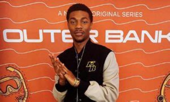 Jonathan Daviss; Outer Banks, Movies, Dad, Girlfriend, Height, Facts