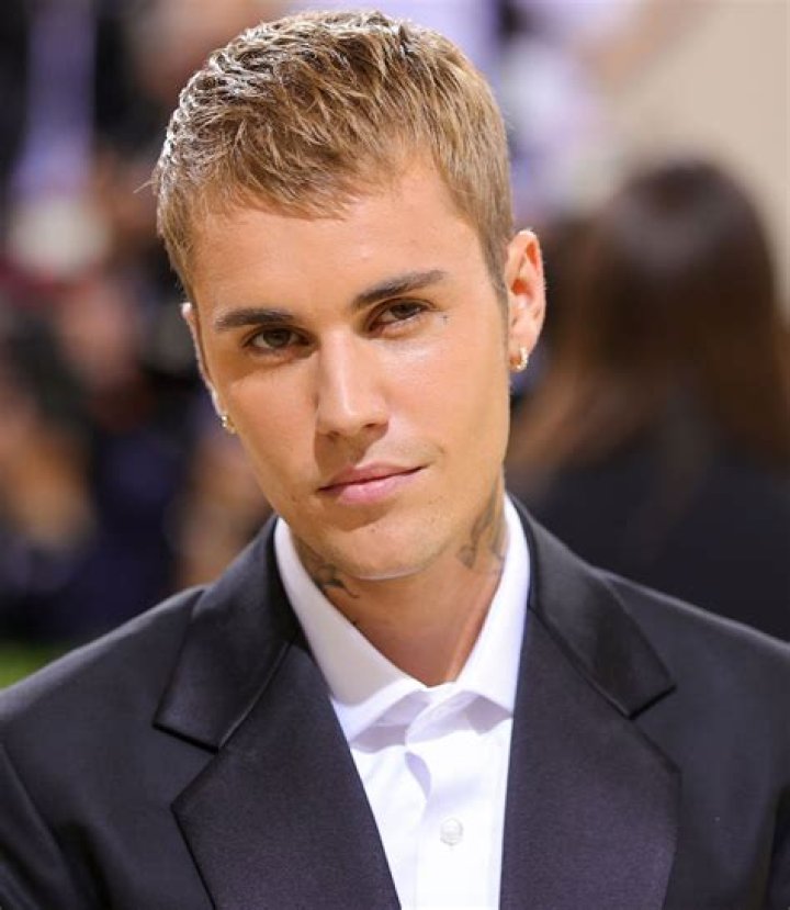 Justin Bieber's 'Sorry' goes 2x Platinum in the UK!