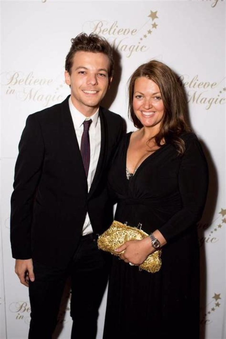 Louis Tomlinson doodles at Cinderella Ball