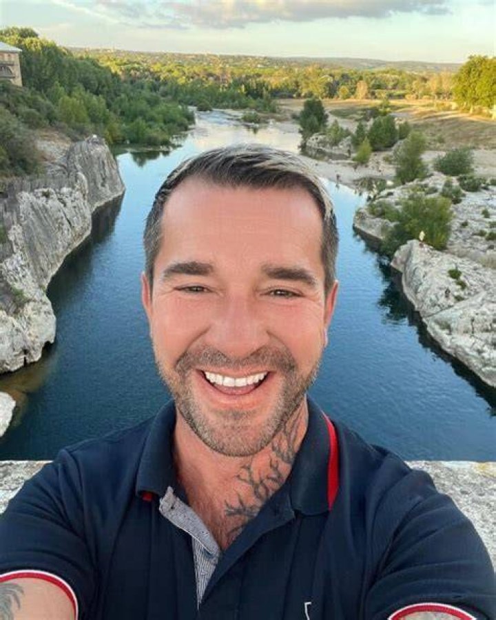 Mathieu Amour Est Dans Le Pr&eacute; Maladie