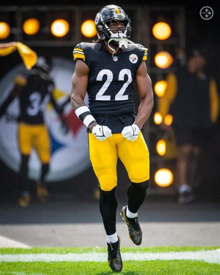 Najee Harris Biography: Age, Net Worth, Team, Awards, Height, Parents, Siblings, Wife, Child, Instagram, Wiki