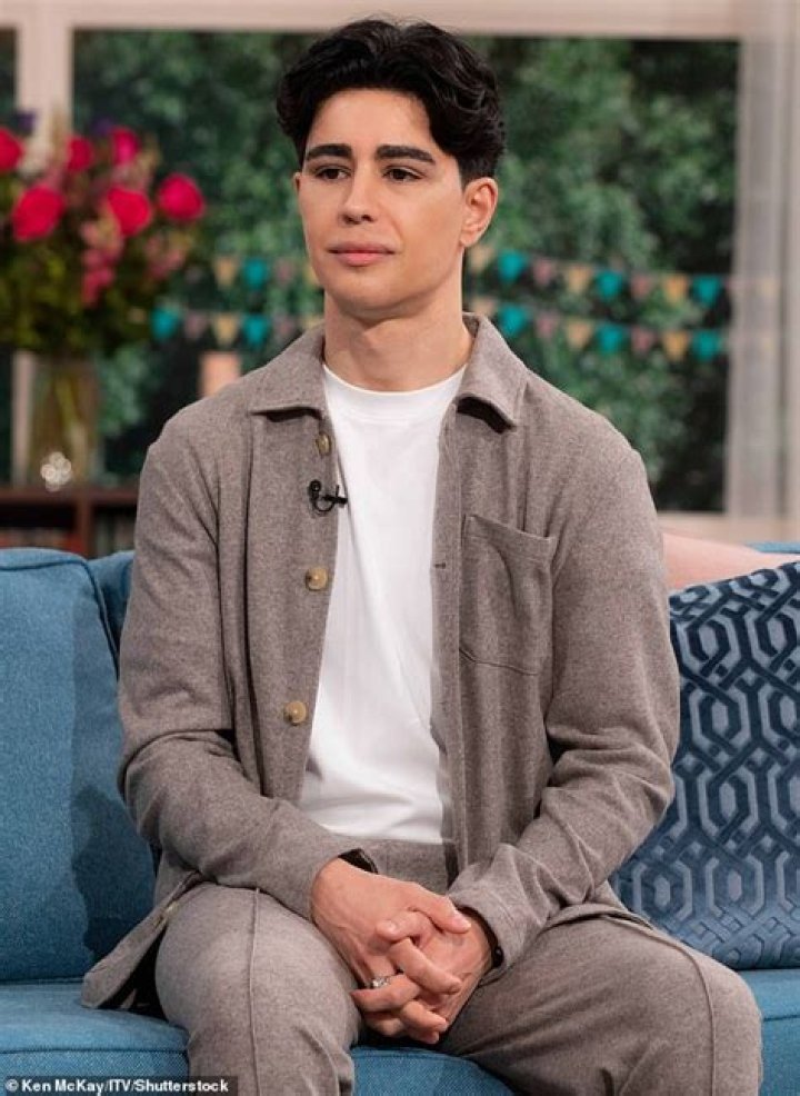 Omid Scobie Bio, Wiki, Age, Birthday, Parents, Partner, Book, and Net Worth.