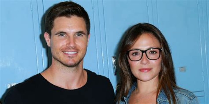 Robbie Amell’s Wife: Who is Robbie Amell Dating?