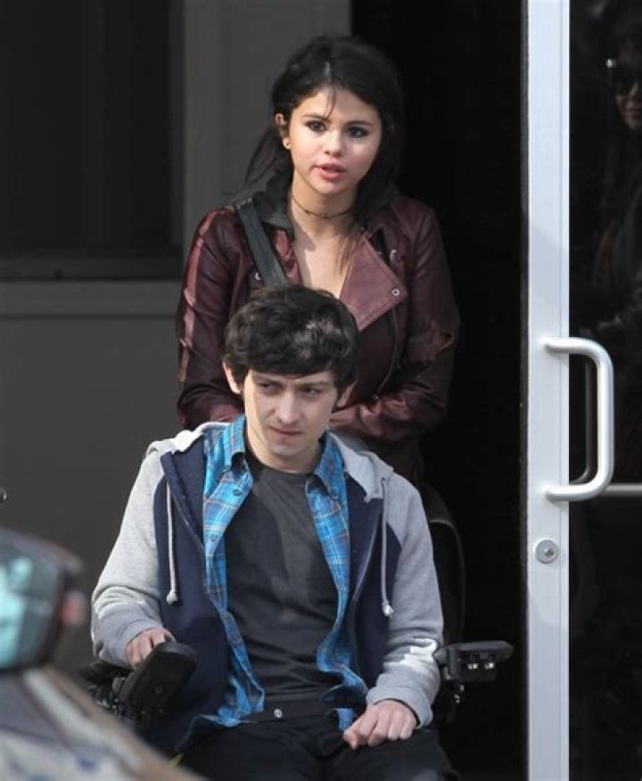 Selena Gomez Bloated and Puffy Weight Gain Photos On Oscar Weekend: Pregnant With Zedd’s Baby or Battling Lupus?