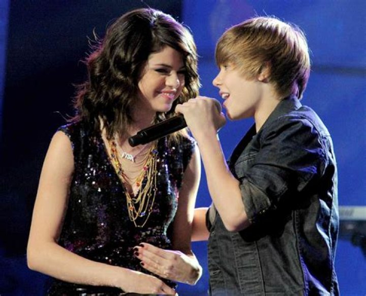 Selena Gomez Catches Justin Bieber Sexting With Vanessa Hudgens Selena Gomez Catches Justin Bieber Sexting With Vanessa Hudgens