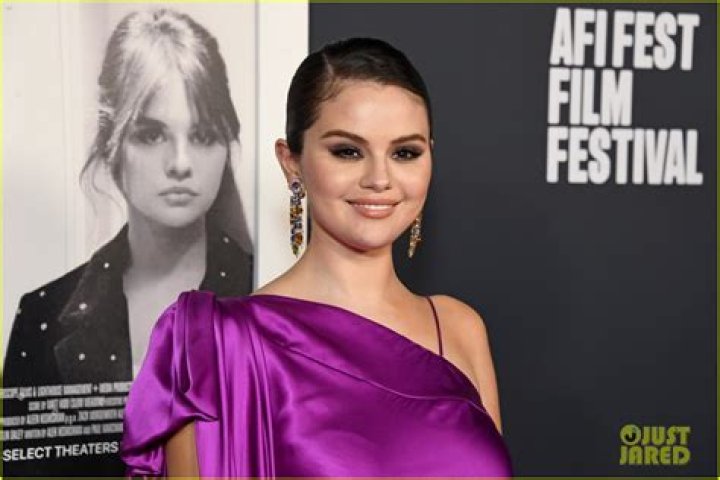 Selena Gomez kicks off Revival tour in Las Vegas