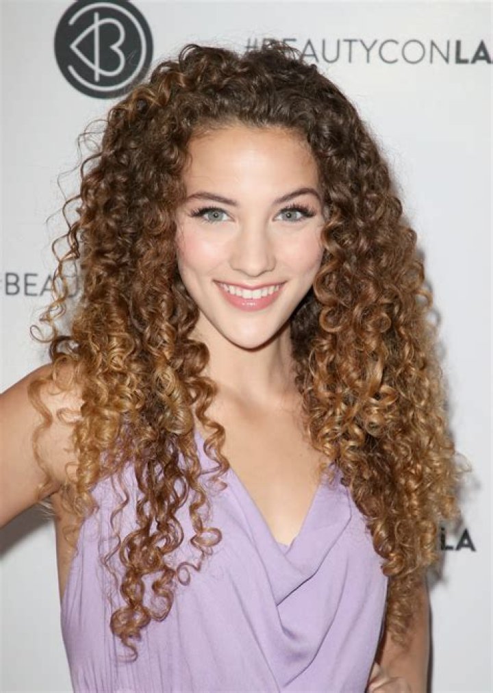 Sofie Dossi Net Worth, Age, Height, Bio, Birthday, Wiki!
