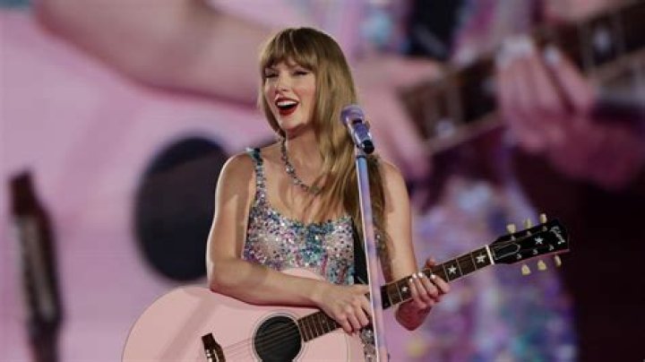 Taylor Swift surprises newlyweds - CelebMix