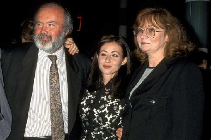 Who Are Erin Doherty Parents? The ‘Chloe ‘ Actress Grew Up In West Sussex