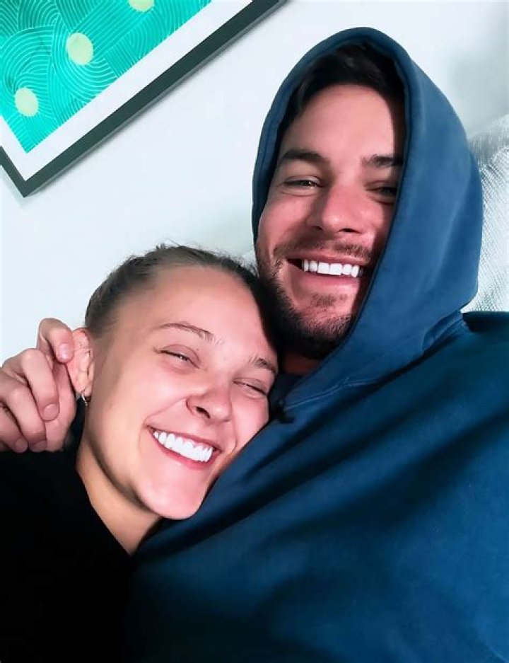 Who is Chris O'Neill Dating – Chris O'Neill's Girlfriend & Exes