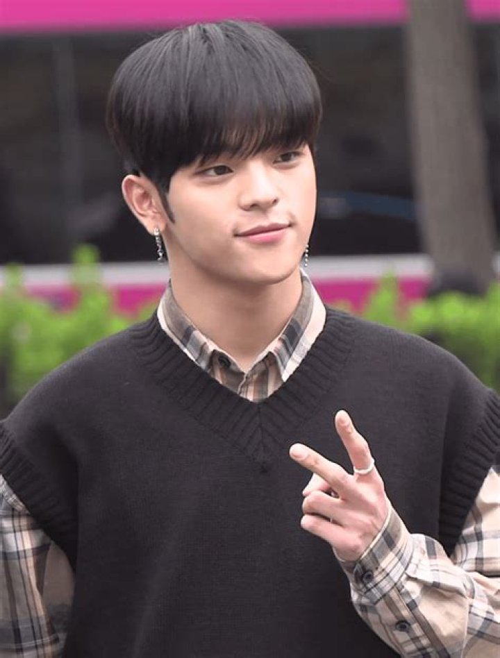 Woojin Bio, Age, Height, Net Worth, Girlfriend, Dating